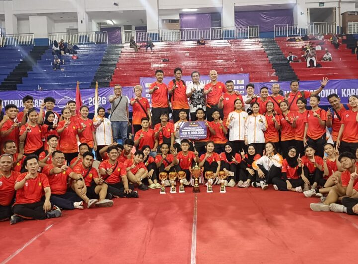 Tim FORKI DKI Jakarta berfoto bersama usai dinobatkan sebagai Juara Umum Kejuaraan Karate Internasional ADIDAS Open 2026 di GOR Ciracas, Jakarta Timur, dengan raihan 38 medali emas, 15 perak, dan 4 perunggu. Dok: Istimewa.