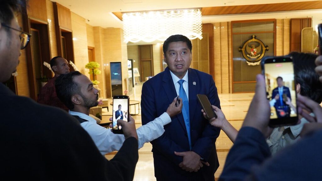Menteri PKP Maruarar Sirait memberikan keterangan kepada wartawan usai bertemu Anggota I BPK RI Nyoman Adhi Suryadnyana di Kantor BPK RI, Jakarta Pusat, Selasa (9/6/2026). Dok: Humas PKP.