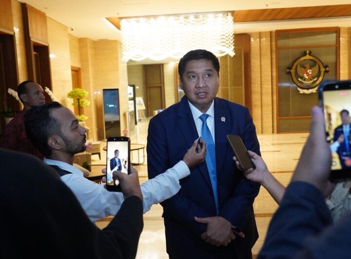 Menteri PKP Maruarar Sirait memberikan keterangan kepada wartawan usai bertemu Anggota I BPK RI Nyoman Adhi Suryadnyana di Kantor BPK RI, Jakarta Pusat, Selasa (9/6/2026). Dok: Humas PKP.