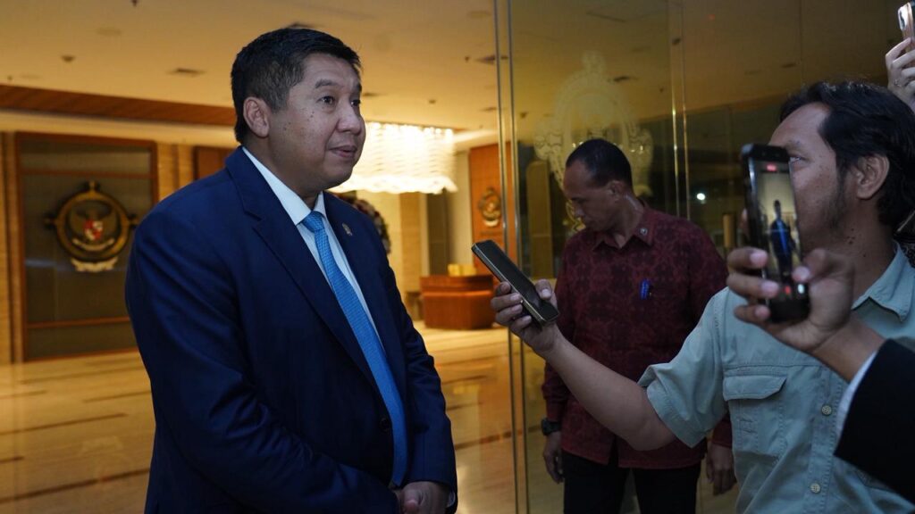 Menteri PKP Maruarar Sirait memberikan keterangan kepada wartawan usai bertemu Anggota I BPK RI Nyoman Adhi Suryadnyana di Kantor BPK RI, Jakarta Pusat, Selasa (9/6/2026). Dok: Humas PKP.