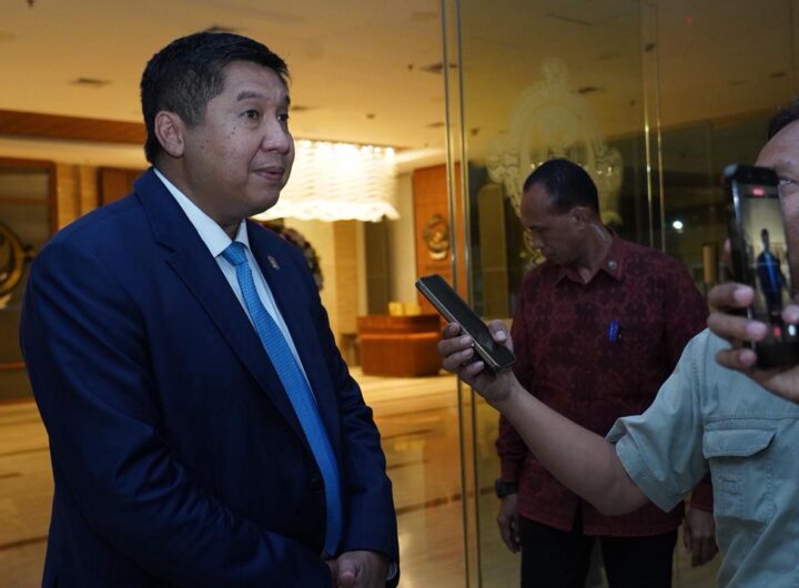Menteri PKP Maruarar Sirait memberikan keterangan kepada wartawan usai bertemu Anggota I BPK RI Nyoman Adhi Suryadnyana di Kantor BPK RI, Jakarta Pusat, Selasa (9/6/2026). Dok: Humas PKP.