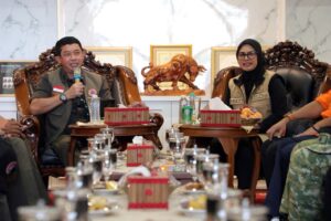 Kepala BNPB Letjen TNI Dr. Suharyanto, S.Sos., M.M., memberikan arahan dalam Rapat Koordinasi Penanggulangan Bencana di Kantor Bupati Pangandaran, Jawa Barat, Jumat (12/6). Dok: Istimewa.
