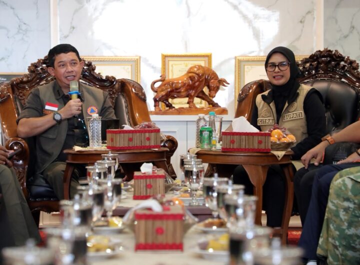 Kepala BNPB Letjen TNI Dr. Suharyanto, S.Sos., M.M., memberikan arahan dalam Rapat Koordinasi Penanggulangan Bencana di Kantor Bupati Pangandaran, Jawa Barat, Jumat (12/6). Dok: Istimewa.