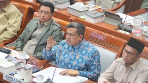 Kepala BPJPH Ahmad Haikal Hasan menghadiri Rapat Kerja bersama Komisi VIII DPR RI di Kompleks Parlemen, Senayan, Jakarta, membahas kesiapan implementasi Wajib Halal 2026. Dok: BPJPH.