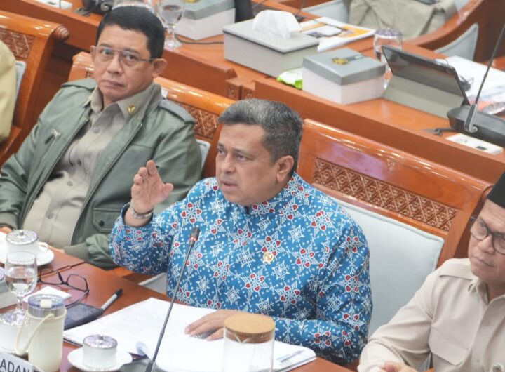 Kepala BPJPH Ahmad Haikal Hasan menghadiri Rapat Kerja bersama Komisi VIII DPR RI di Kompleks Parlemen, Senayan, Jakarta, membahas kesiapan implementasi Wajib Halal 2026. Dok: BPJPH.
