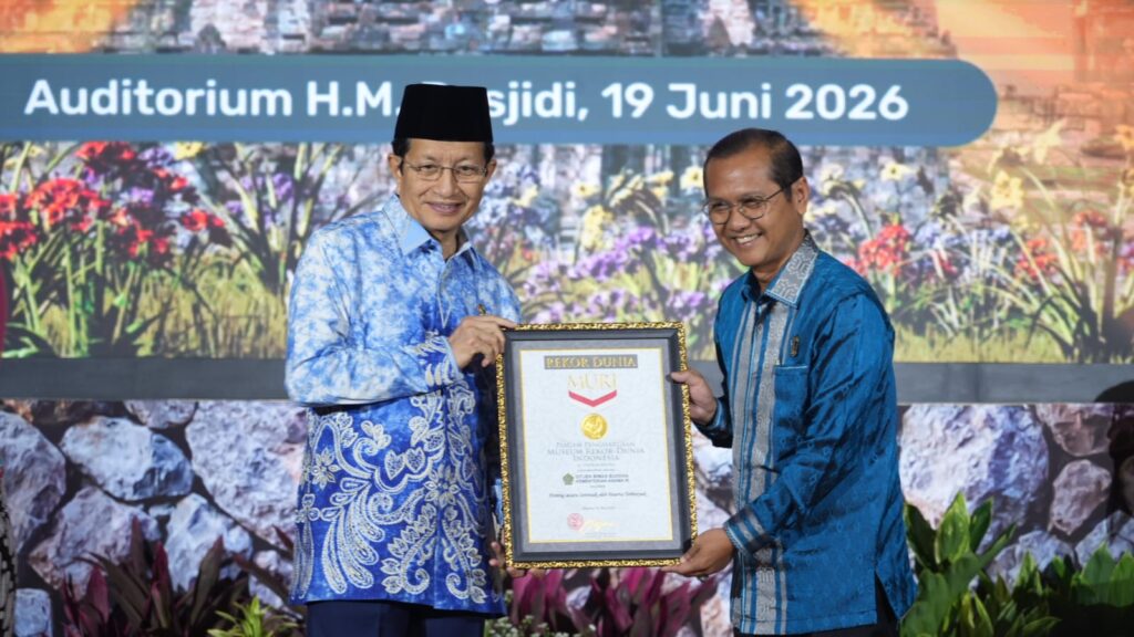Menteri Agama menyerahkan penghargaan Rekor MURI Hening Nusantara Serentak Seluruh Indonesia kepada Dirjen Bimas Buddha Supriyadi pada acara Sannipata Nusantara Umat Buddha Indonesia 2026. Dok: Bimas Buddha.