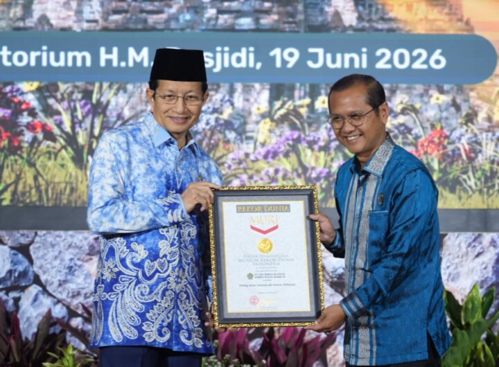 Menteri Agama menyerahkan penghargaan Rekor MURI Hening Nusantara Serentak Seluruh Indonesia kepada Dirjen Bimas Buddha Supriyadi pada acara Sannipata Nusantara Umat Buddha Indonesia 2026. Dok: Bimas Buddha.