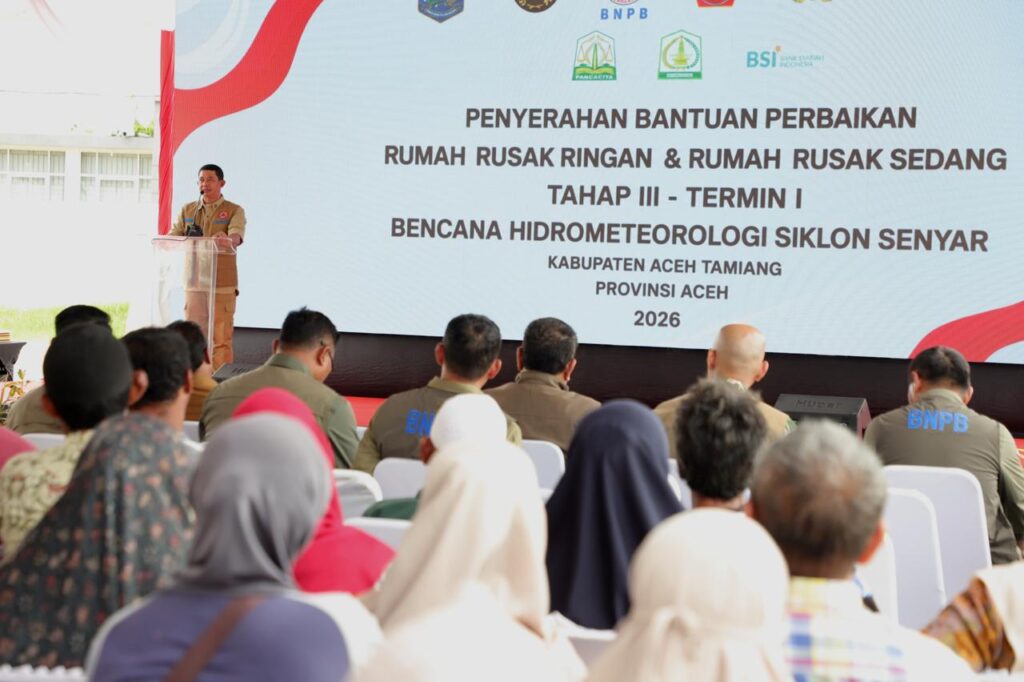 Kepala Badan Nasional Penanggulangan Bencana (BNPB), Letjen TNI Dr. Suharyanto memberikan arahan pada acara penyerahan bantuan perbaikan rumah rusak ringan dan rusak sedang. Dok: Istimewa.
