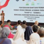 Kepala Badan Nasional Penanggulangan Bencana (BNPB), Letjen TNI Dr. Suharyanto memberikan arahan pada acara penyerahan bantuan perbaikan rumah rusak ringan dan rusak sedang. Dok: Istimewa.