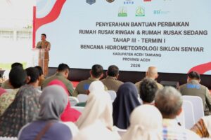 Kepala Badan Nasional Penanggulangan Bencana (BNPB), Letjen TNI Dr. Suharyanto memberikan arahan pada acara penyerahan bantuan perbaikan rumah rusak ringan dan rusak sedang. Dok: Istimewa.