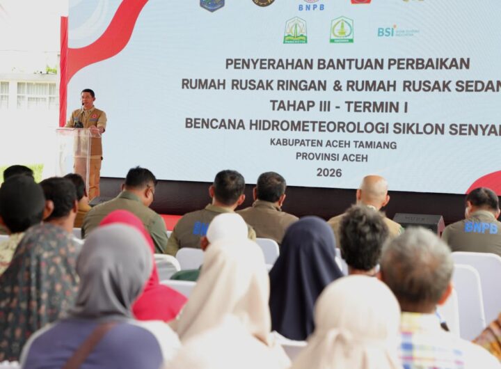 Kepala Badan Nasional Penanggulangan Bencana (BNPB), Letjen TNI Dr. Suharyanto memberikan arahan pada acara penyerahan bantuan perbaikan rumah rusak ringan dan rusak sedang. Dok: Istimewa.
