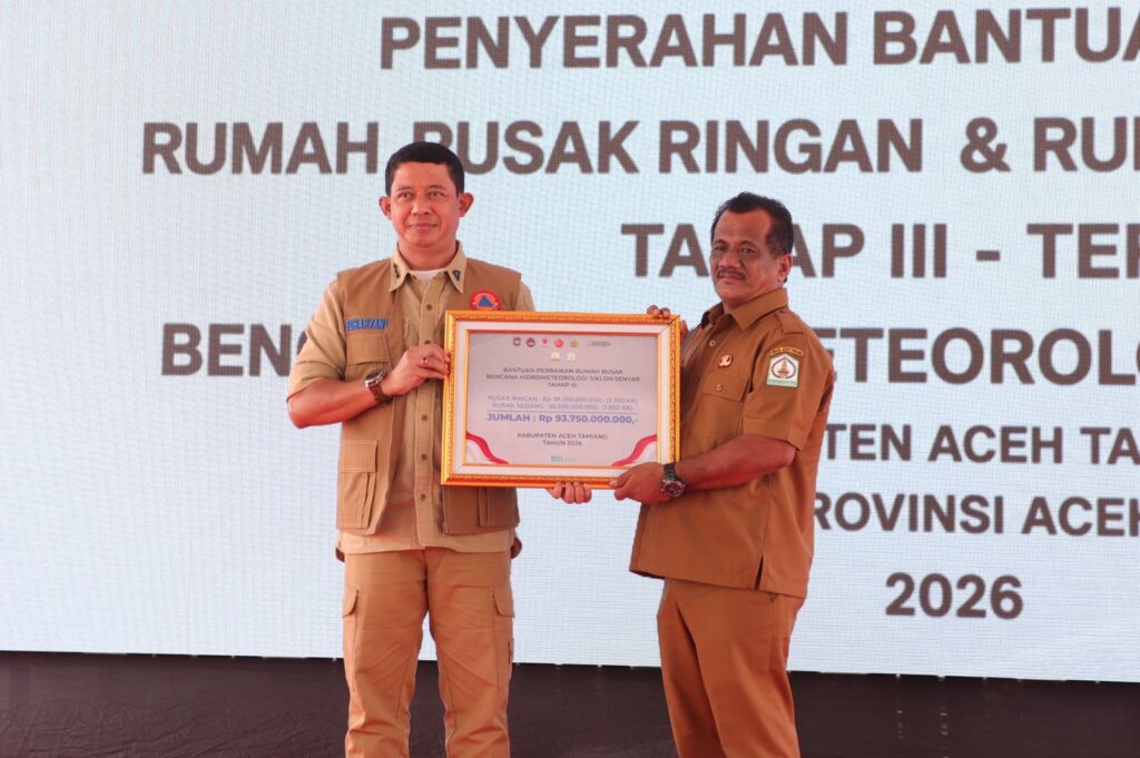 Kepala BNPB Letjen TNI Dr. Suharyanto menyerahkan secara simbolis bantuan perbaikan rumah rusak ringan dan sedang tahap ketiga termin pertama. Dok: Istimewa.