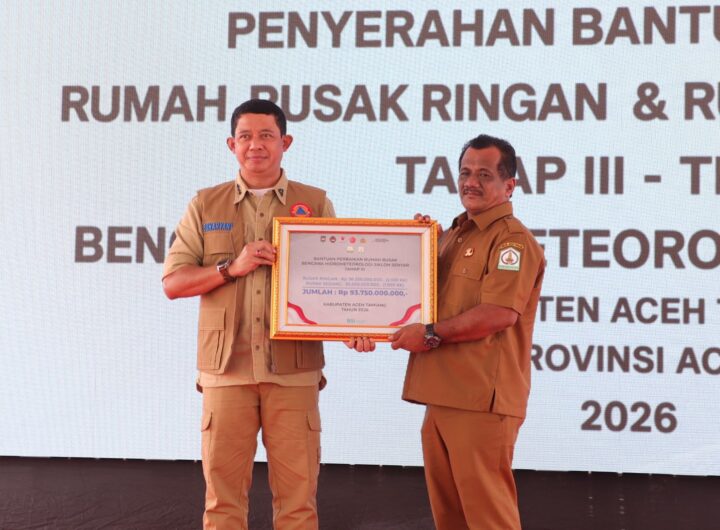 Kepala BNPB Letjen TNI Dr. Suharyanto menyerahkan secara simbolis bantuan perbaikan rumah rusak ringan dan sedang tahap ketiga termin pertama. Dok: Istimewa.