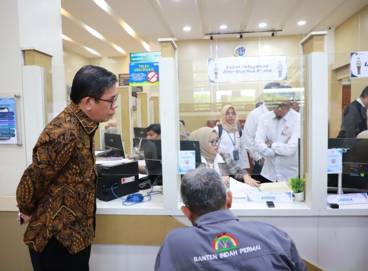 Kepala Kantor Wilayah Badan Pertanahan Nasional (BPN) Provinsi Banten, Harison Mocodompis, mendampingi Stranas PK KPK. Dok: BPN Banten.