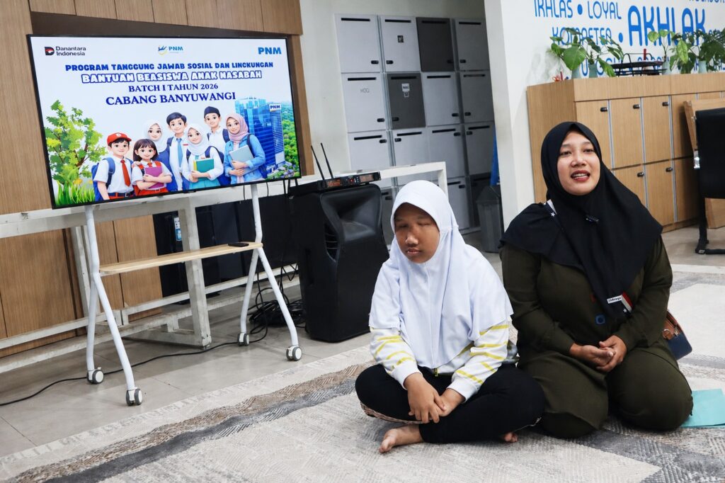 Sinta Ratnasari, nasabah Unit Mekaar Kabat 2 Banyuwangi, bersama putrinya, Efi Adelya Rachma, siswi kelas VIII SLB, yang menjadi salah satu penerima beasiswa. Dok: PNM.