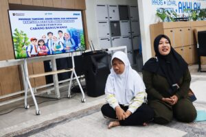 Sinta Ratnasari, nasabah Unit Mekaar Kabat 2 Banyuwangi, bersama putrinya, Efi Adelya Rachma, siswi kelas VIII SLB, yang menjadi salah satu penerima beasiswa. Dok: PNM.
