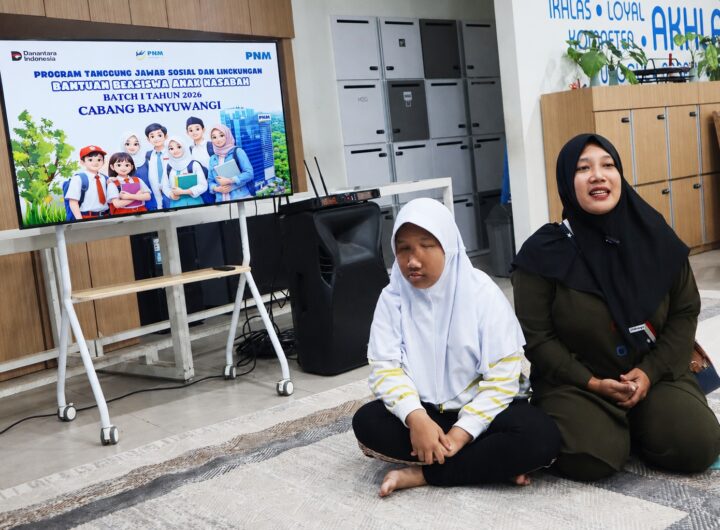 Sinta Ratnasari, nasabah Unit Mekaar Kabat 2 Banyuwangi, bersama putrinya, Efi Adelya Rachma, siswi kelas VIII SLB, yang menjadi salah satu penerima beasiswa. Dok: PNM.