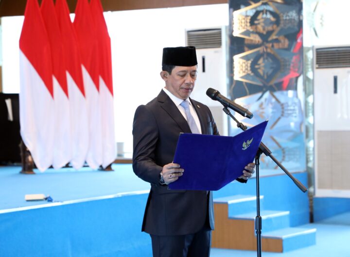 Kepala Badan Nasional Penanggulangan Bencana (BNPB) Letjen TNI Dr. Suharyanto, S.Sos., M.M., melantik tiga Pejabat Pimpinan Tinggi Pratama di lingkungan BNPB. Dok: Istimewa.