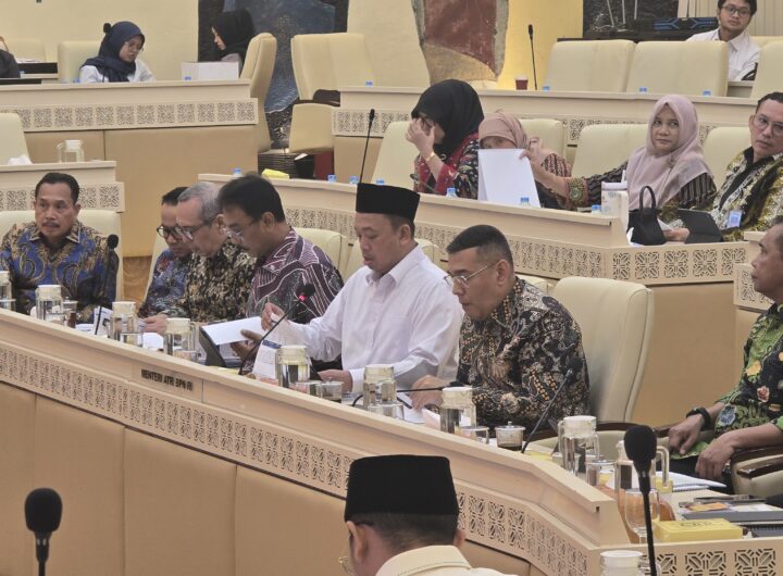 Menteri ATR/Kepala BPN Nusron Wahid bersama jajaran menghadiri Rapat Kerja dengan Komisi II DPR RI di Kompleks Parlemen, Senayan, Jakarta, Kamis (11/6/2026). Dok: Istimewa.