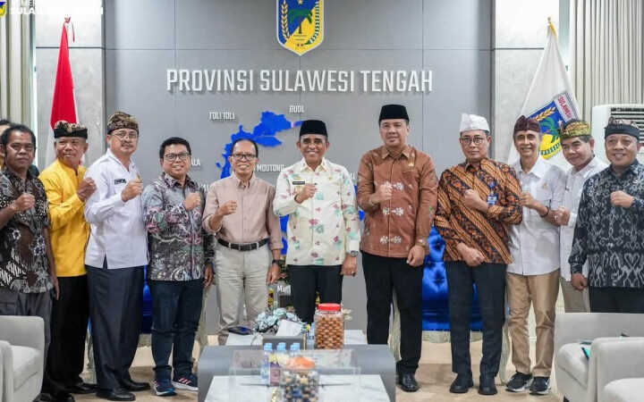 Direktorat Jenderal Bimbingan Masyarakat Hindu Kementerian Agama RI melakukan audiensi bersama Gubernur Sulawesi Tengah dalam rangka mematangkan persiapan Utsawa Dharma Gita (UDG) Nasional XVI Tahun 2027. Dok: Istimewa.