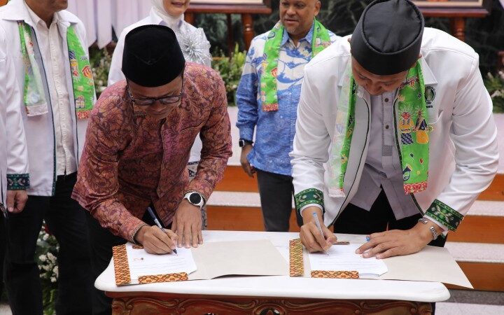 Kepala Kanwil Kemenag DKI Jakarta Adib menandatangani Nota Kesepahaman (MoU) penyaluran beasiswa bersama MPW ISMI DKI Jakarta sebagai wujud sinergi mendukung pendidikan santri dan pelajar. Dok: Istimewa.
