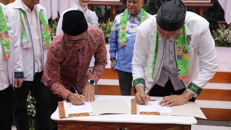 Kepala Kanwil Kemenag DKI Jakarta Adib menandatangani Nota Kesepahaman (MoU) penyaluran beasiswa bersama MPW ISMI DKI Jakarta sebagai wujud sinergi mendukung pendidikan santri dan pelajar. Dok: Istimewa.