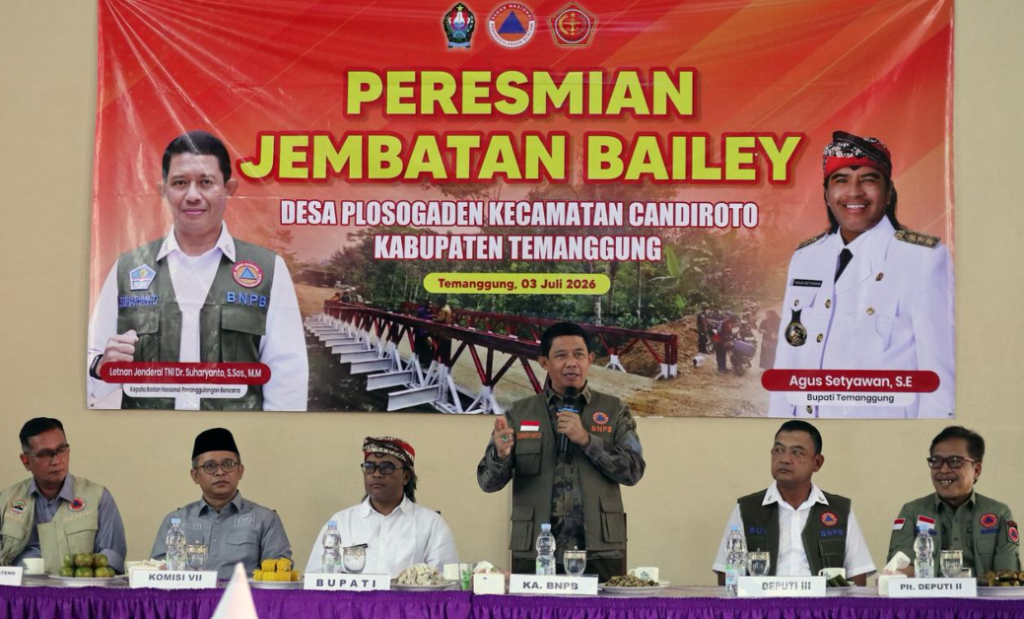 Kepala BNPB Letjen TNI Dr. Suharyanto S.Sos., M.M., memberikan sambutan dalam agenda peresmian jembatan bailey di Desa Plosogaden, Kecamatan Candiroto, Kabupaten Temanggung, Jawa Tengah. Dok: Istimewa.
