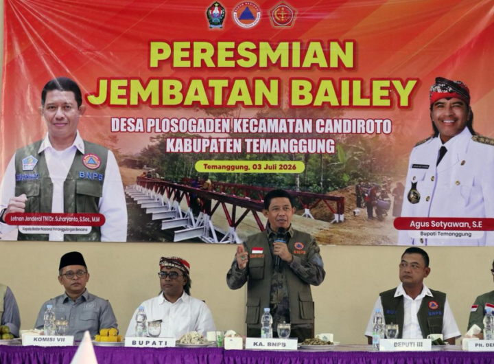 Kepala BNPB Letjen TNI Dr. Suharyanto S.Sos., M.M., memberikan sambutan dalam agenda peresmian jembatan bailey di Desa Plosogaden, Kecamatan Candiroto, Kabupaten Temanggung, Jawa Tengah. Dok: Istimewa.