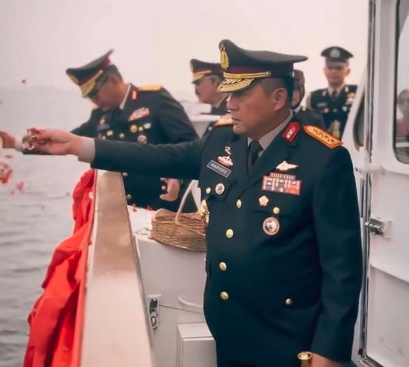 Kepala Badan Pemelihara Keamanan Polri, Komjen Pol. Karyoto, S.I.K., M.H., memimpin Upacara Tabur Bunga di Laut di perairan Teluk Jakarta dalam rangka memperingati Hari Bhayangkara ke-80 Tahun 2026. Dok: Istimewa.
