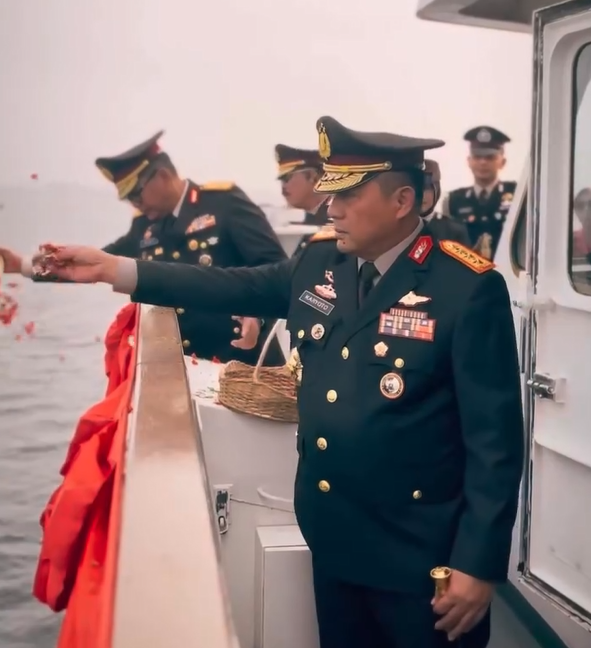 Kepala Badan Pemelihara Keamanan Polri, Komjen Pol. Karyoto, S.I.K., M.H., memimpin Upacara Tabur Bunga di Laut di perairan Teluk Jakarta dalam rangka memperingati Hari Bhayangkara ke-80 Tahun 2026. Dok: Istimewa.