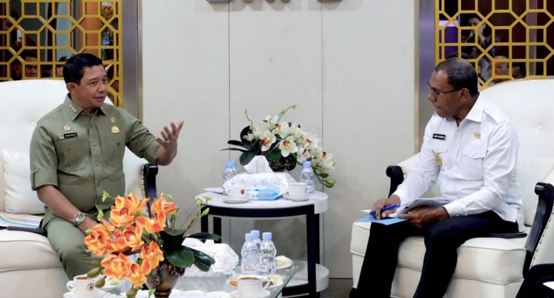 Kepala BNPB Letjen TNI Dr. Suharyanto menerima Wakil Gubernur NTT Johni Asadoma bersama Wakil Bupati Alor dan jajaran pemerintah daerah di Graha BNPB. Dok: Istimewa.
