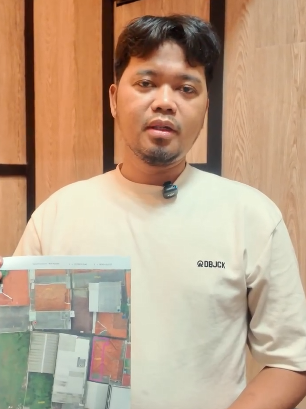 Nur Hadi, warga Pondok Aren, menyampaikan apresiasinya usai memanfaatkan layanan One Day Service di Kantor Pertanahan Kota Tangerang Selatan. Dok: Istimewa.