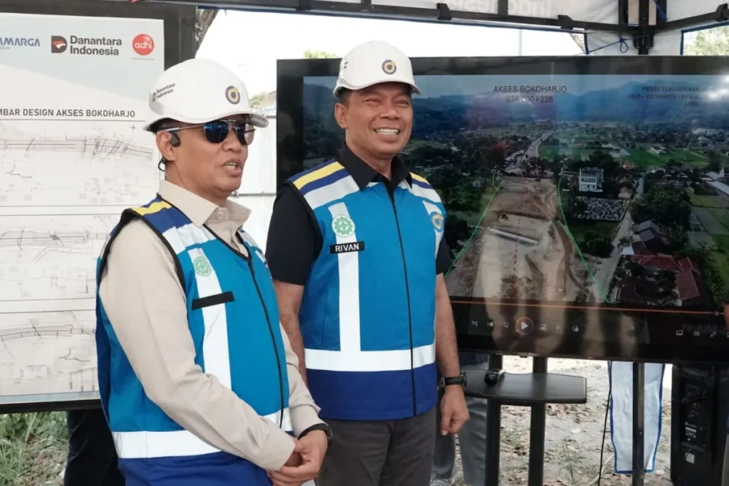 Direktur Jenderal Perhubungan Darat Kementerian Perhubungan, Irjen Pol. (Purn.) Dr. Drs. Aan Suhanan, M.Si., (kiri) meninjau langsung kesiapan operasional Jalan Tol Prambanan-Purwomartani . Dok: Istimewa.