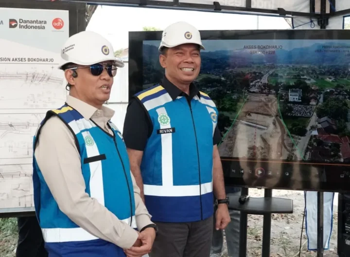 Direktur Jenderal Perhubungan Darat Kementerian Perhubungan, Irjen Pol. (Purn.) Dr. Drs. Aan Suhanan, M.Si., (kiri) meninjau langsung kesiapan operasional Jalan Tol Prambanan-Purwomartani . Dok: Istimewa.