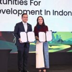 Direktur Utama PT Pertamina (Persero) Simon Aloysius Mantiri bersama Managing Director Boeing Indonesia Indra Duivenvoorde menandatangani Nota Kesepahaman (MoU) pengembangan ekosistem Sustainable Aviation Fuel (SAF) Indonesia. Dok: Istimewa.