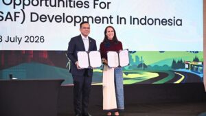 Direktur Utama PT Pertamina (Persero) Simon Aloysius Mantiri bersama Managing Director Boeing Indonesia Indra Duivenvoorde menandatangani Nota Kesepahaman (MoU) pengembangan ekosistem Sustainable Aviation Fuel (SAF) Indonesia. Dok: Istimewa.