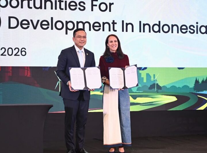 Direktur Utama PT Pertamina (Persero) Simon Aloysius Mantiri bersama Managing Director Boeing Indonesia Indra Duivenvoorde menandatangani Nota Kesepahaman (MoU) pengembangan ekosistem Sustainable Aviation Fuel (SAF) Indonesia. Dok: Istimewa.