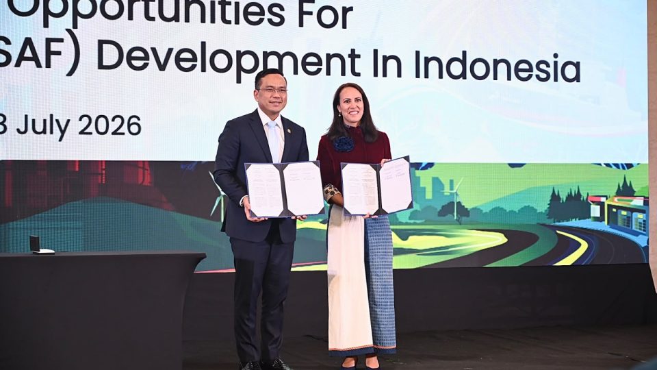 Direktur Utama PT Pertamina (Persero) Simon Aloysius Mantiri bersama Managing Director Boeing Indonesia Indra Duivenvoorde menandatangani Nota Kesepahaman (MoU) pengembangan ekosistem Sustainable Aviation Fuel (SAF) Indonesia. Dok: Istimewa.