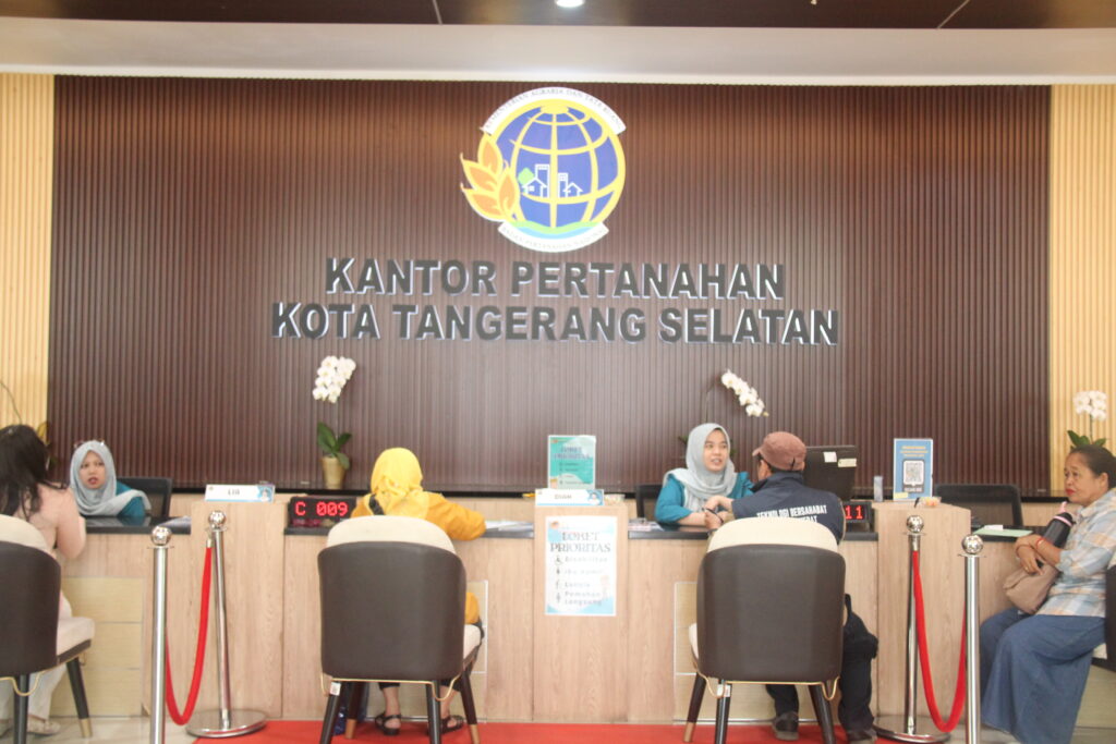 Suasana pelayanan di loket Kantor Pertanahan (Kantah) Kota Tangerang Selatan. Dok: HF.