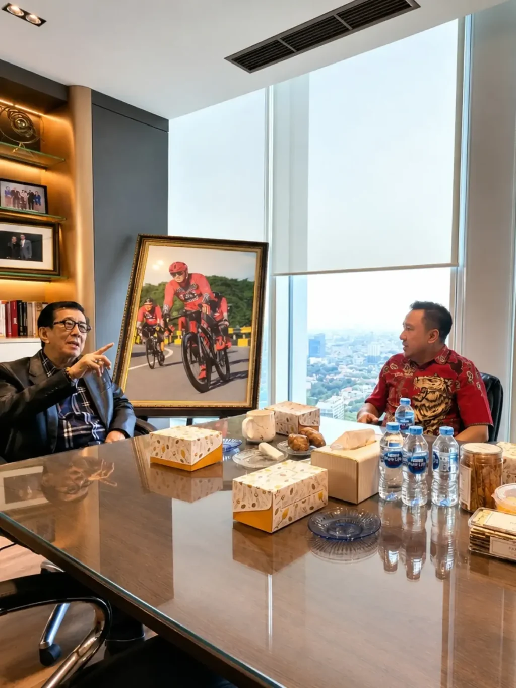Anggota Komisi XIII DPR RI, Yasonna Laoly (kiri), bertemu dengan Kombes Pol. Dr. Manang Soebeti, S.I.K., M.Si. (kanan). Dok: Istimewa.