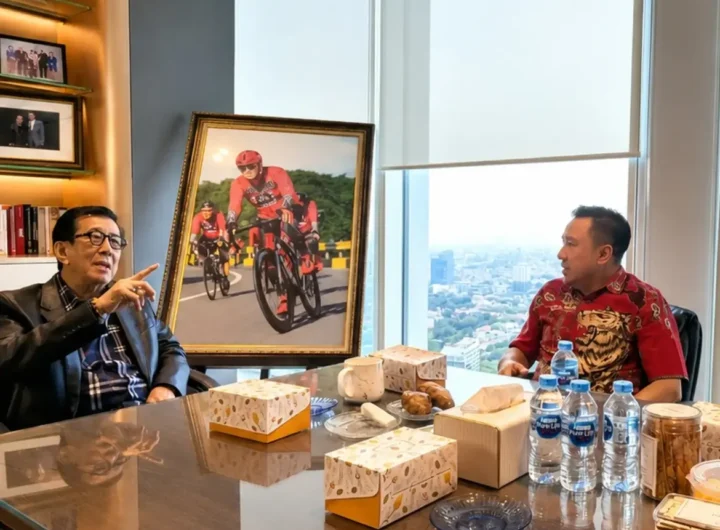 Anggota Komisi XIII DPR RI, Yasonna Laoly (kiri), bertemu dengan Kombes Pol. Dr. Manang Soebeti, S.I.K., M.Si. (kanan). Dok: Istimewa.