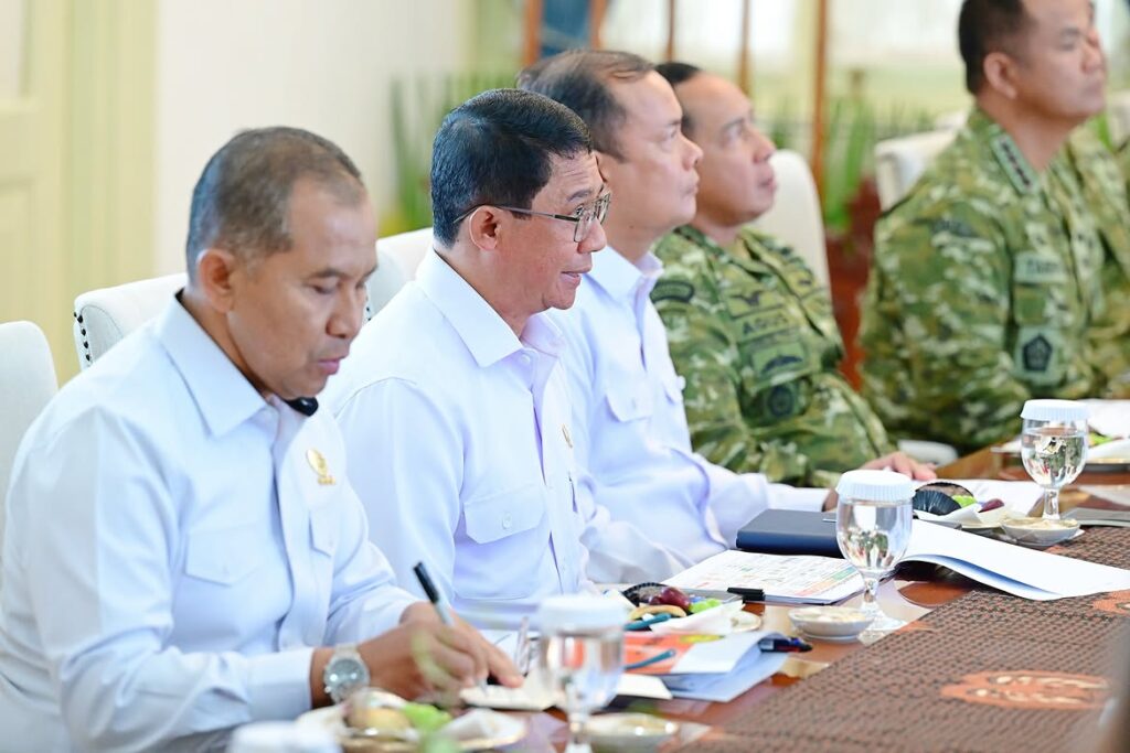 Kepala Badan Nasional Penanggulangan Bencana (BNPB), Letjen TNI Dr. Suharyanto, S.Sos., M.M., melaporkan kondisi terkini penanganan bencana nasional kepada Presiden Prabowo Subianto. Dok: Istimewa.