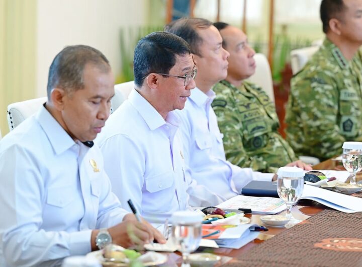 Kepala Badan Nasional Penanggulangan Bencana (BNPB), Letjen TNI Dr. Suharyanto, S.Sos., M.M., melaporkan kondisi terkini penanganan bencana nasional kepada Presiden Prabowo Subianto. Dok: Istimewa.