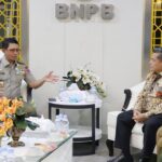 Kepala Badan Nasional Penanggulangan Bencana (BNPB), Letjen TNI Dr. Suharyanto, S.Sos., M.M., menerima kunjungan Bupati Kabupaten Agam, Ir. H. Benni Warlis, M.M., di Graha BNPB, Jakarta. Dok: Istimewa.