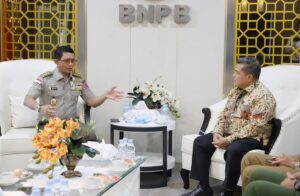 Kepala Badan Nasional Penanggulangan Bencana (BNPB), Letjen TNI Dr. Suharyanto, S.Sos., M.M., menerima kunjungan Bupati Kabupaten Agam, Ir. H. Benni Warlis, M.M., di Graha BNPB, Jakarta. Dok: Istimewa.