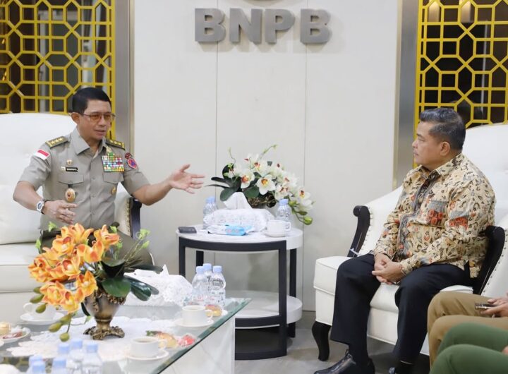 Kepala Badan Nasional Penanggulangan Bencana (BNPB), Letjen TNI Dr. Suharyanto, S.Sos., M.M., menerima kunjungan Bupati Kabupaten Agam, Ir. H. Benni Warlis, M.M., di Graha BNPB, Jakarta. Dok: Istimewa.