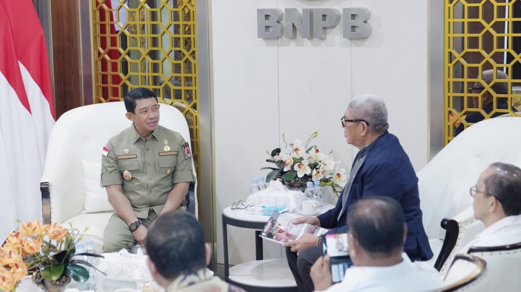 Kepala BNPB Letjen TNI Dr. Suharyanto menerima Bupati Maluku Tenggara Muhamad Thaher Hanubun dalam pertemuan penguatan sinergi mitigasi dan pemulihan bencana di Graha BNPB, Jakarta. Dok: Istimewa.