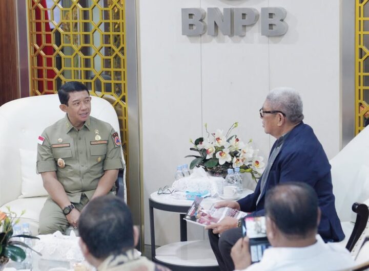 Kepala BNPB Letjen TNI Dr. Suharyanto menerima Bupati Maluku Tenggara Muhamad Thaher Hanubun dalam pertemuan penguatan sinergi mitigasi dan pemulihan bencana di Graha BNPB, Jakarta. Dok: Istimewa.