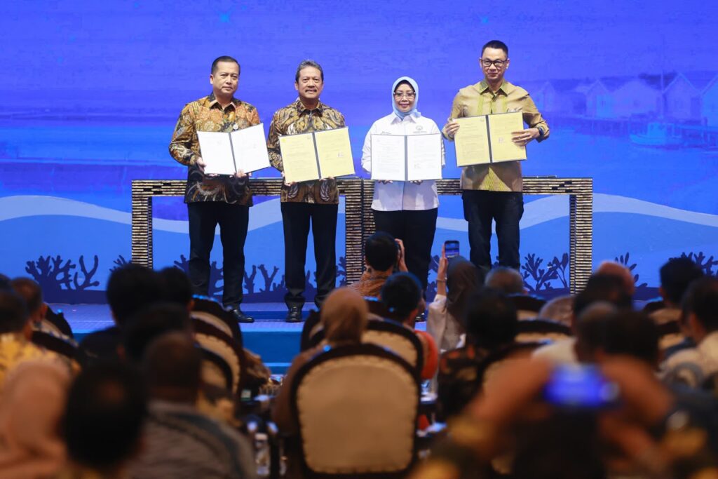 Menteri KKP Sakti Wahyu Trenggono bersama Direktur Utama PLN Darmawan Prasodjo dan sejumlah kepala daerah usai penandatanganan MoU sinergi pengembangan sektor kelautan dan perikanan untuk memperkuat ekonomi nasional. Dok: Istimewa.