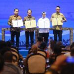 Menteri KKP Sakti Wahyu Trenggono bersama Direktur Utama PLN Darmawan Prasodjo dan sejumlah kepala daerah usai penandatanganan MoU sinergi pengembangan sektor kelautan dan perikanan untuk memperkuat ekonomi nasional. Dok: Istimewa.